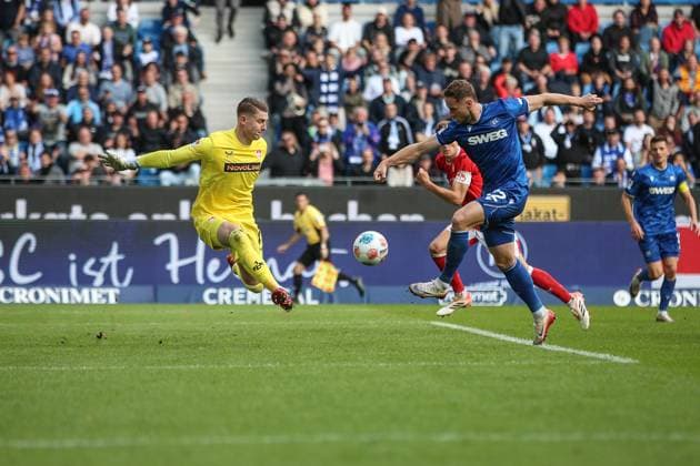 Grosschance zum 1:1 Ausgleich durch Christoph Kobald (Karlsruher SC, 22) Julian Krahl (1. FC Kaiserslautern, Torwart, 01) bleibt Sieger im Duell, Karlsruher SC vs. 1. FC Kaiserslautern, 2. Bundesliga, 9. Spieltag, 2025 2026, 18.10.2025, DFL REGULATIONS PROHIBIT ANY USE OF PHOTOGRAPHS AS IMAGE SEQUENCES AND OR QUASI-VIDEO, Karlsruher SC vs. 1. FC Kaiserslautern, 2. Bundesliga, 9. Spieltag, 2025 2026, 18.10.2025 Karlsruhe
