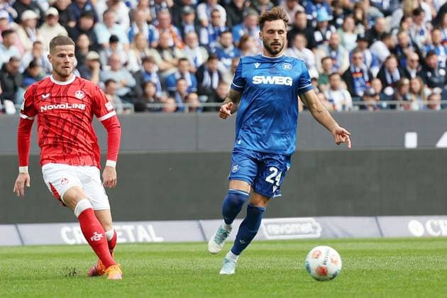 18.10.2025, xrekx, Fussball 2.Bundesliga, Karlsruher SC - 1.FC Kaiserslautern v.l. Jan Elvedi (1.FC Kaiserslautern) Fabian Schleusener (Karlsruher SC) (DFL DFB REGULATIONS PROHIBIT ANY USE OF PHOTOGRAPHS as IMAGE SEQUENCES and or QUASI-VIDEO) Karlsruhe