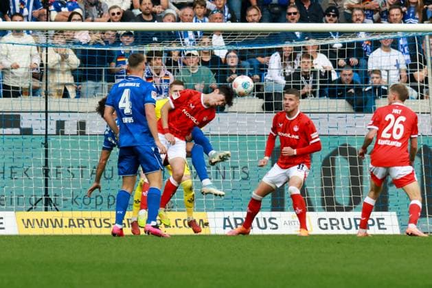 18.10.2025, xhettx, Fussball 2.Bundesliga, Karlsruher SC - 1.FC Kaiserslautern v.l. Jisoo Kim (1. FC Kaiserslautern, 5) klärt den Ball vor Fabian Schleusener (Karlsruher SC, 24) (DFL DFB REGULATIONS PROHIBIT ANY USE OF PHOTOGRAPHS as IMAGE SEQUENCES and or QUASI-VIDEO) Karlsruhe