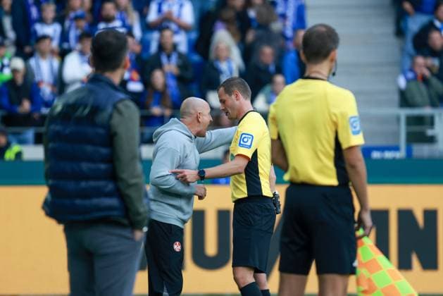 18.10.2025, xhettx, Fussball 2.Bundesliga, Karlsruher SC - 1.FC Kaiserslautern v.l. Torsten Lieberknecht (1. FC Kaiserslautern, Trainer) Sauer (DFL DFB REGULATIONS PROHIBIT ANY USE OF PHOTOGRAPHS as IMAGE SEQUENCES and or QUASI-VIDEO) Karlsruhe