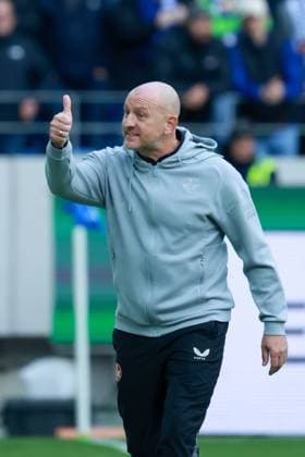 18.10.2025, xhettx, Fussball 2.Bundesliga, Karlsruher SC - 1.FC Kaiserslautern v.l. Torsten Lieberknecht (1. FC Kaiserslautern, Trainer) gelb nach der ersten Aktion (DFL DFB REGULATIONS PROHIBIT ANY USE OF PHOTOGRAPHS as IMAGE SEQUENCES and or QUASI-VIDEO) Karlsruhe