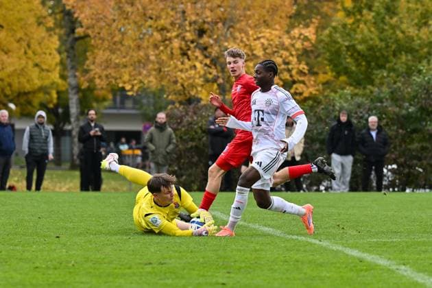 DFB U19-Nachwuchsliga: SpVgg Unterhaching - FC Bayern München U19; 18.10.2025 In dieser Szene ist Vincent HUBER (SpVgg Unterhaching U19 1) vor Uzorchukwu Frank EGWUATU (FC Bayern München 7) am Ball U19 DFB Nachwuchsliga: SpVgg Unterhaching - FC Bayern München; Sportschule Oberhaching am 18.10.2025 Copyright: xBEAUTIFULxSPORTS Goldbergx
