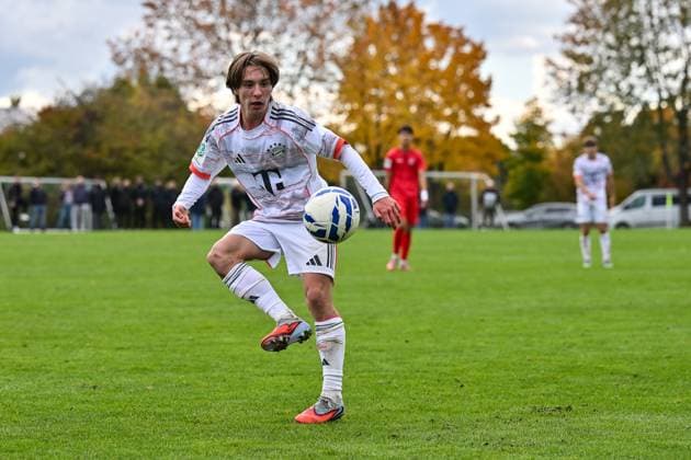 DFB U19-Nachwuchsliga: SpVgg Unterhaching - FC Bayern München U19; 18.10.2025 am Ball Bohdan OLYCHENKO (FC Bayern München U19 8) Einzelfoto Freisteller U19 DFB Nachwuchsliga: SpVgg Unterhaching - FC Bayern München; Sportschule Oberhaching am 18.10.2025 Copyright: xBEAUTIFULxSPORTS Goldbergx