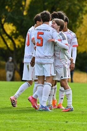 DFB U19-Nachwuchsliga: SpVgg Unterhaching - FC Bayern München U19; 18.10.2025 Jubel der Gäste nach dem Treffer zum 1-4 durch Bohdan OLYCHENKO (FC Bayern München U19 8) Hattrick Tor Torschuetze Freude Happy U19 DFB Nachwuchsliga: SpVgg Unterhaching - FC Bayern München; Sportschule Oberhaching am 18.10.2025 Copyright: xBEAUTIFULxSPORTS Goldbergx
