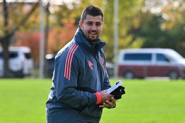 DFB U19-Nachwuchsliga: SpVgg Unterhaching - FC Bayern München U19; 18.10.2025 im Bild ein glücklicher Peter GAYDAROV Trainer FC Bayern München U19 Einzelfoto Freisteller U19 DFB Nachwuchsliga: SpVgg Unterhaching - FC Bayern München; Sportschule Oberhaching am 18.10.2025 *** DFB U19 Nachwuchsliga SpVgg Unterhaching FC Bayern München U19 18 10 2025 in the picture a happy Peter GAYDAROV coach FC Bayern München U19 single photo free photo U19 DFB Nachwuchsliga SpVgg Unterhaching FC Bayern München Sportschule Oberhaching on 18 10 2025 Copyright: xBEAUTIFULxSPORTS Goldbergx