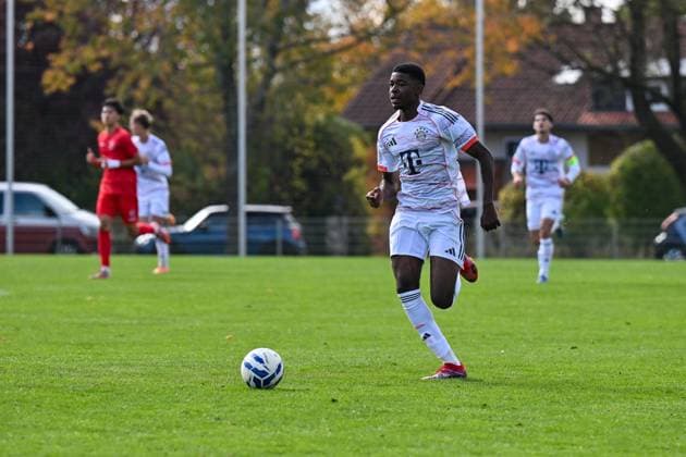 DFB U19-Nachwuchsliga: SpVgg Unterhaching - FC Bayern München U19; 18.10.2025 am Ball Allen Junior LAMBE (FC Bayern München U19 13) Einzelfoto Freisteller U19 DFB Nachwuchsliga: SpVgg Unterhaching - FC Bayern München; Sportschule Oberhaching am 18.10.2025 Copyright: xBEAUTIFULxSPORTS Goldbergx