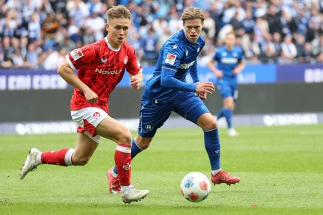 18.10.2025, xrekx, Fussball 2.Bundesliga, Karlsruher SC - 1.FC Kaiserslautern v.l. Naatan Skyttä Skyttae (1.FC Kaiserslautern) Dzenis Burnic (Karlsruher SC) (DFL DFB REGULATIONS PROHIBIT ANY USE OF PHOTOGRAPHS as IMAGE SEQUENCES and or QUASI-VIDEO) Karlsruhe