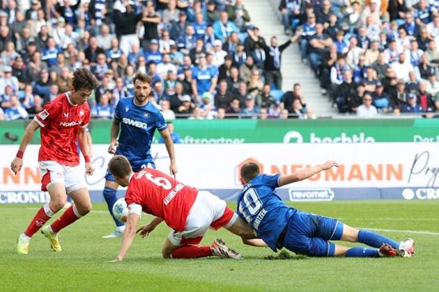 18.10.2025, xrekx, Fussball 2.Bundesliga, Karlsruher SC - 1.FC Kaiserslautern v.l. Ji-soo Kim (1.FC Kaiserslautern) Fabian Kunze (1.FC Kaiserslautern) Marvin Wanitzek (Karlsruher SC) Zweikampf, Aktion, action, battle for the ball (DFL DFB REGULATIONS PROHIBIT ANY USE OF PHOTOGRAPHS as IMAGE SEQUENCES and or QUASI-VIDEO) Karlsruhe