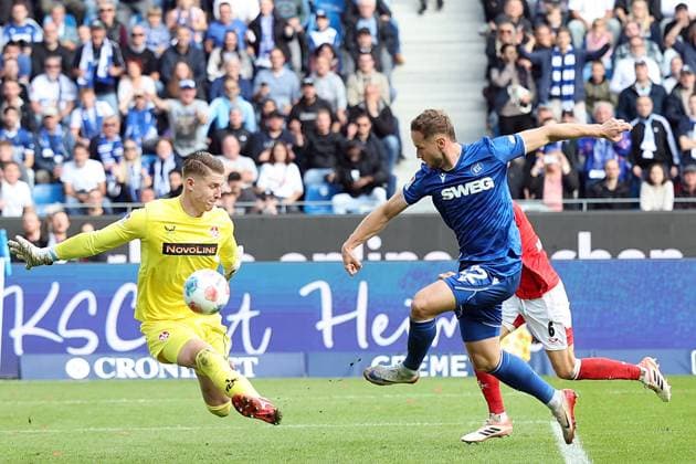 18.10.2025, xrekx, Fussball 2.Bundesliga, Karlsruher SC - 1.FC Kaiserslautern v.l. Julian Krahl (1.FC Kaiserslautern) Christoph Kobald (Karlsruher SC) Zweikampf, Aktion, action, battle for the ball Parade (DFL DFB REGULATIONS PROHIBIT ANY USE OF PHOTOGRAPHS as IMAGE SEQUENCES and or QUASI-VIDEO) Karlsruhe