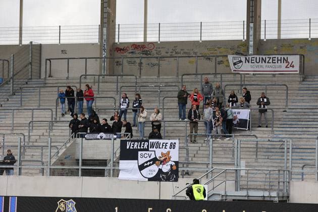 18.10.2025, xpfrx, Fussball 3.Liga, 1.FC Saarbruecken - SC Verl v.l. Fans, Zuschauer, Trikots, Stimmung, Fahnen, SC Verl (DFL DFB REGULATIONS PROHIBIT ANY USE OF PHOTOGRAPHS as IMAGE SEQUENCES and or QUASI-VIDEO) Saarbruecken