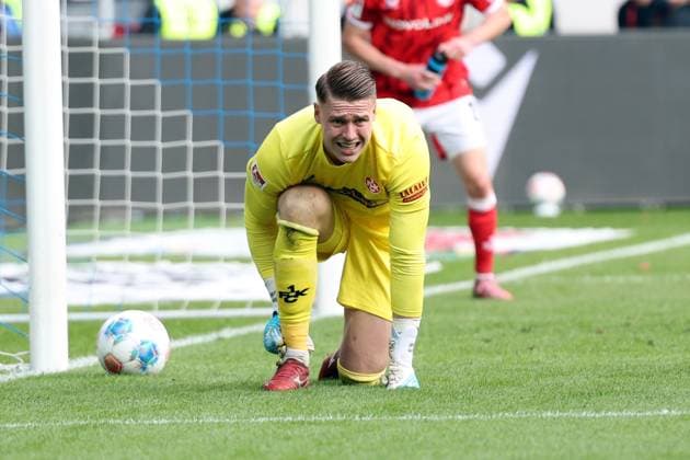 18.10.2025, xrekx, Fussball 2.Bundesliga, Karlsruher SC - 1.FC Kaiserslautern v.l. Julian Krahl (1.FC Kaiserslautern) verletzt, Verletzung, Schmerz, Schmerzen, injured, injury, pain, pains (DFL DFB REGULATIONS PROHIBIT ANY USE OF PHOTOGRAPHS as IMAGE SEQUENCES and or QUASI-VIDEO) Karlsruhe