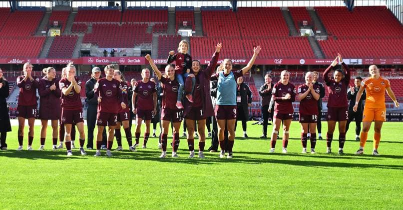 17.10.2025 - Fussball - Saison 2025 2026 - 1. Google Pixel Frauen Bundesliga - 07. Spieltag: 1. FC Nürnberg FCN ( Club Clubfrauen ) - SC Freiburg - Sportfoto Zink - xwoxzix - Mannschaft Team FCN - Jubel Freude nach Spielende