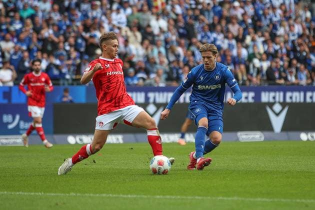 Naatan Skytta (1. FC Kaiserslautern, 15) im Zweikampf mit Dzenis Burnic (Karlsruher SC, 07), Karlsruher SC vs. 1. FC Kaiserslautern, 2. Bundesliga, 9. Spieltag, 2025 2026, 18.10.2025, DFL REGULATIONS PROHIBIT ANY USE OF PHOTOGRAPHS AS IMAGE SEQUENCES AND OR QUASI-VIDEO, Karlsruher SC vs. 1. FC Kaiserslautern, 2. Bundesliga, 9. Spieltag, 2025 2026, 18.10.2025 Karlsruhe