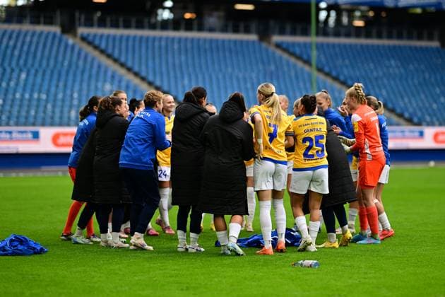 Fußball I Frauen I Saison 2025-2026 I Bundesliga I 7. Spieltag I Hamburger SV - FC Carl Zeiss Jena I 18.10.2025 FC Carl Zeiss Jena Frauen zusammen Hamburg Volkspark, Volksparkstadion, Stadion, Volkspark-Stadion Hamburg Deutschland Copyright: xLobeca FelixxSchlikisx