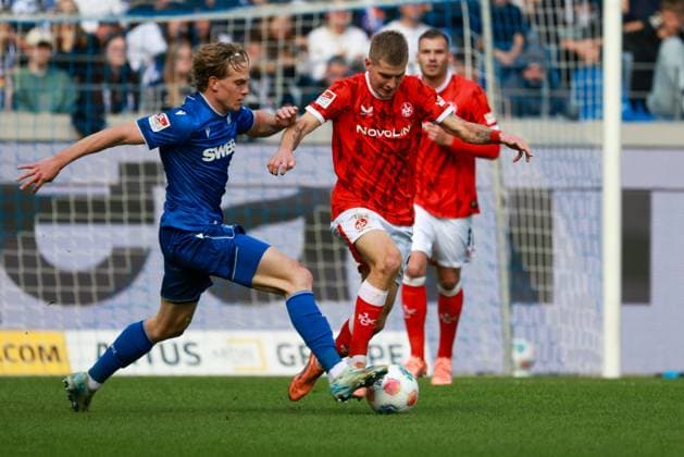 18.10.2025, xhettx, Fussball 2.Bundesliga, Karlsruher SC - 1.FC Kaiserslautern v.l. David Herold (Karlsruher SC, 20) spitzelt Paul Joly (1. FC Kaiserslautern, 26) den Ball ab (DFL DFB REGULATIONS PROHIBIT ANY USE OF PHOTOGRAPHS as IMAGE SEQUENCES and or QUASI-VIDEO) Karlsruhe