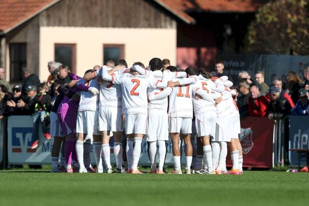 18.10.2025, xjcx, Herren, Fussball, Saison 2025 2026, Regionalliga Bayern, 14. Spieltag: TSV Aubstadt - FC Bayern Muenchen II Mannschaftskreis FC Bayern München II Sulzfeld Schulstadion Aubstadt Bayern Deutschland