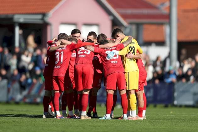 18.10.2025, xjcx, Herren, Fussball, Saison 2025 2026, Regionalliga Bayern, 14. Spieltag: TSV Aubstadt - FC Bayern Muenchen II Mannschaftskreis TSV Aubstadt Sulzfeld Schulstadion Aubstadt Bayern Deutschland
