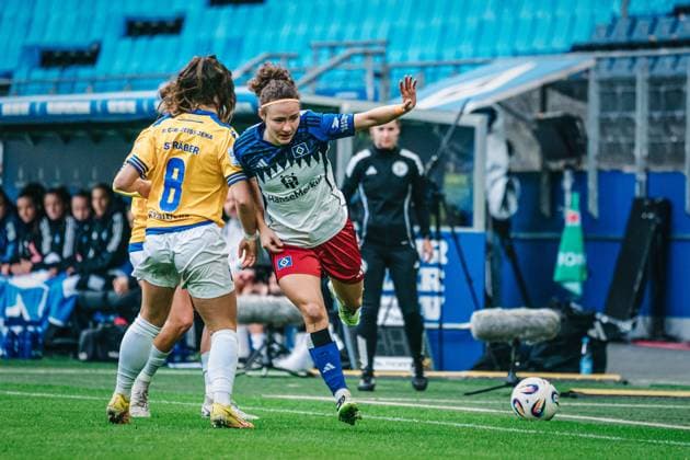 Google Pixel Frauen-Bundesliga: Hamburger SV vs. FC Carl Zeiss Jena, 18.10.2025 Melanie Brunnthaler (Hamburger SV, 11) geht an Felicia Sträßer (FC Carl Zeiss Jena, 8) vorbei; Google Pixel Frauen-Bundesliga, 7. Spieltag: Hamburger SV vs. FC Carl Zeiss Jena am 18.10.2025 im Volksparkstadion, Hamburg DFB DFL REGULATIONS PROHIBIT ANY USE OF PHOTOGRAPHS AS IMAGE SEQUENCES AND OR QUASI-VIDEO. Copyright: xBEAUTIFULxSPORTS Tonhäuserx
