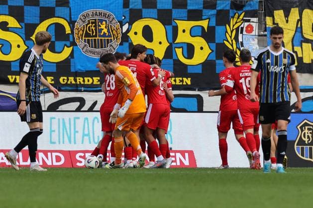 18.10.2025, xpfrx, Fussball 3.Liga, 1.FC Saarbruecken - SC Verl v.l. Torjubel nach dem Tor zum celebrating the goal celebrate 0:1 durch Jonas Arweiler (SC Verl) Phillip Menzel (1.FC Saarbruecken) Enttäuscht, traurig, frustriert (DFL DFB REGULATIONS PROHIBIT ANY USE OF PHOTOGRAPHS as IMAGE SEQUENCES and or QUASI-VIDEO) Saarbruecken