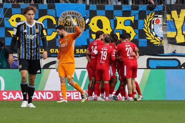18.10.2025, xpfrx, Fussball 3.Liga, 1.FC Saarbruecken - SC Verl v.l. Torjubel nach dem Tor zum celebrating the goal celebrate 0:1 durch Jonas Arweiler (SC Verl) Phillip Menzel (1.FC Saarbruecken) Enttäuscht, traurig, frustriert (DFL DFB REGULATIONS PROHIBIT ANY USE OF PHOTOGRAPHS as IMAGE SEQUENCES and or QUASI-VIDEO) Saarbruecken