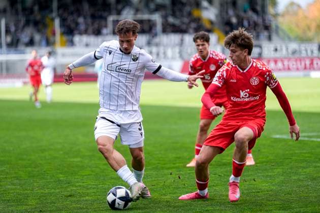 v.li.: Louis Kolbe (SVS, 3), Kasey Bos (Mainz II, 43), Zweikampf, Spielszene, Duell, duel, tackle, tackling, Dynamik, Action, Aktion, 18.10.2025, Sandhausen (Deutschland), Fussball, Regionalliga Südwest, SV Sandhausen - 1.FSV Mainz 05 II