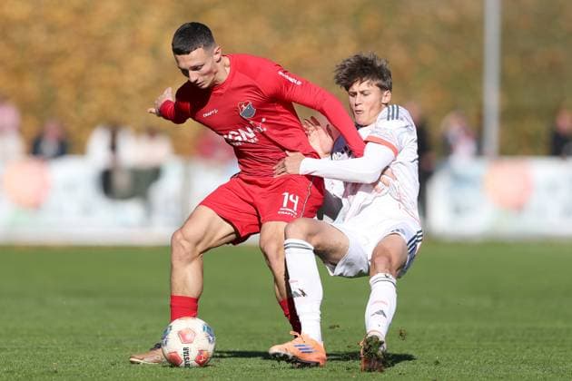 18.10.2025, xjcx, Herren, Fussball, Saison 2025 2026, Regionalliga Bayern, 14. Spieltag: TSV Aubstadt - FC Bayern Muenchen II Radzivon Hushcha ( 18, TSV Aubstadt) und Magnus Dalpiaz ( 2, FC Bayern München II) Sulzfeld Schulstadion Aubstadt Bayern Deutschland