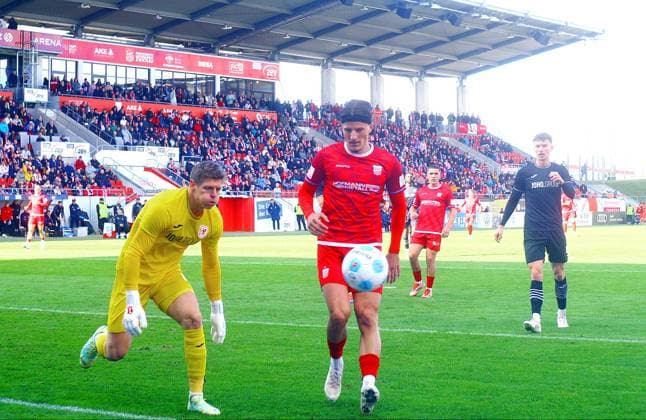 Veron Dobruna (Zwickau) vor Torhüter Jakub Jakubov (Greifswald, links) Fußball Regionalliga Nordost 2025 26 FSV Zwickau - Greifswalder FC am 18.10.2025 FSV Zwickau - Greifswalder FC