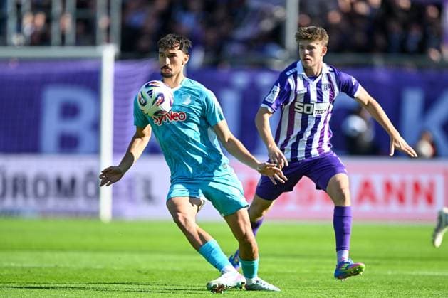 3. Liga - 25 26 - VfL Osnabrück - TSG Hoffenheim II am 18.10.2025 an der Bremer Brücke in Osnabrück Arian Llugiqi (Hoffenheim) im Zweikampf gegen Frederik Christensen (Osnabrueck)