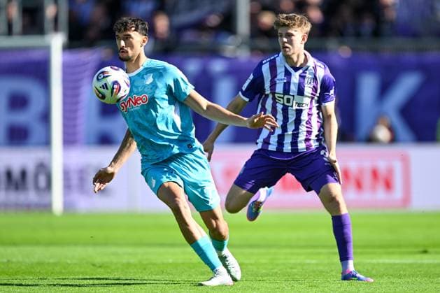 3. Liga - 25 26 - VfL Osnabrück - TSG Hoffenheim II am 18.10.2025 an der Bremer Brücke in Osnabrück Arian Llugiqi (Hoffenheim) im Zweikampf gegen Frederik Christensen (Osnabrueck)