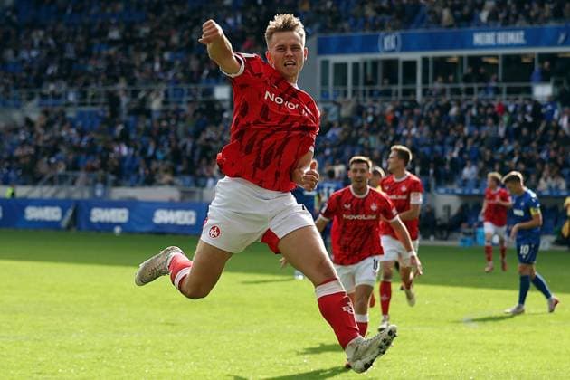 18.10.2025, xrekx, Fussball 2.Bundesliga, Karlsruher SC - 1.FC Kaiserslautern v.l. Torjubel nach dem Tor zum celebrating the goal celebrate 0:2 durch Naatan Skyttä Skyttae (1.FC Kaiserslautern) (DFL DFB REGULATIONS PROHIBIT ANY USE OF PHOTOGRAPHS as IMAGE SEQUENCES and or QUASI-VIDEO) Karlsruhe