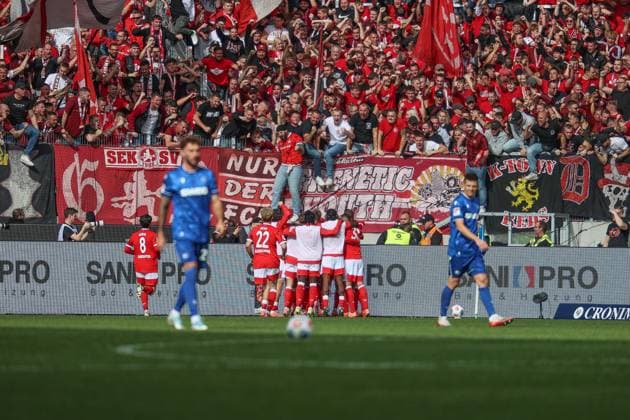 Die Spieler des FCK feiern mit dne Fans den Treffer zum 0:2, Karlsruher SC vs. 1. FC Kaiserslautern, 2. Bundesliga, 9. Spieltag, 2025 2026, 18.10.2025, DFL REGULATIONS PROHIBIT ANY USE OF PHOTOGRAPHS AS IMAGE SEQUENCES AND OR QUASI-VIDEO, Karlsruher SC vs. 1. FC Kaiserslautern, 2. Bundesliga, 9. Spieltag, 2025 2026, 18.10.2025 Karlsruhe