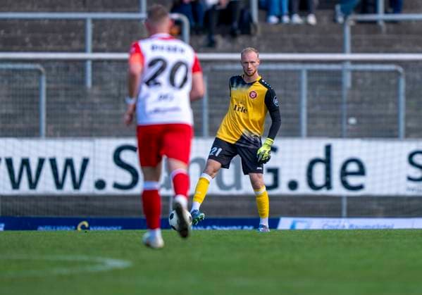 Leon Klußmann (Sportfreunde Siegen, 21) Sportfreunde Siegen - Rot-Weiß Oberhausen 18.10.2025 Fussball, Regionalliga West, 12. Spieltag, GER, Siegen, Leimbachstadion Copyright: HMBxMedia xMarcoxBader