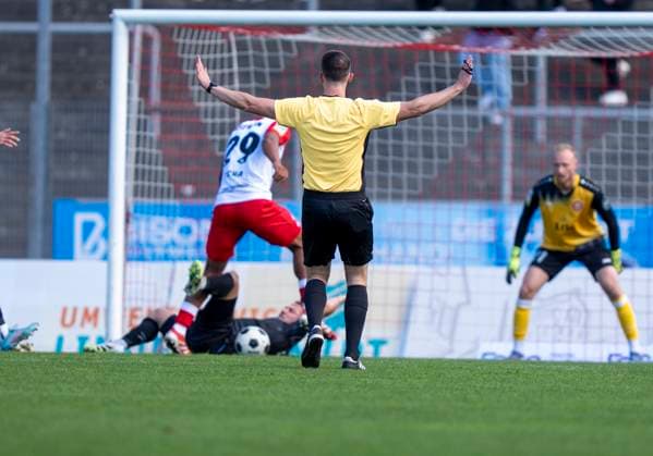 Dominic Stock (Schiedsrichter) winkt ab. Kein Strafsrtoss für RW Oberhausen Sportfreunde Siegen - Rot-Weiß Oberhausen 18.10.2025 Fussball, Regionalliga West, 12. Spieltag, GER, Siegen, Leimbachstadion Copyright: HMBxMedia xMarcoxBader