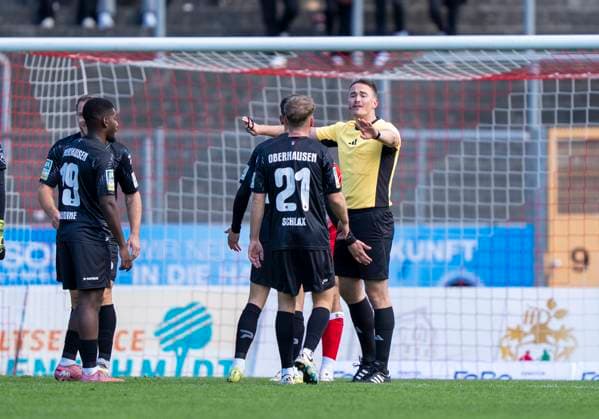 Luca Schlax (Rot Weiss Oberhausen, 21) diskutiert mit Dominic Stock (Schiedsrichter) Sportfreunde Siegen - Rot-Weiß Oberhausen 18.10.2025 Fussball, Regionalliga West, 12. Spieltag, GER, Siegen, Leimbachstadion Copyright: HMBxMedia xMarcoxBader