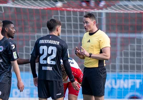 Lucas Halangk (Rot Weiss Oberhausen, 22) diskutiert mit Dominic Stock (Schiedsrichter) Sportfreunde Siegen - Rot-Weiß Oberhausen 18.10.2025 Fussball, Regionalliga West, 12. Spieltag, GER, Siegen, Leimbachstadion Copyright: HMBxMedia xMarcoxBader