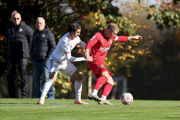 18.10.2025, xjcx, Herren, Fussball, Saison 2025 2026, Regionalliga Bayern, 14. Spieltag: TSV Aubstadt - FC Bayern Muenchen II Adin Licina ( 7, FC Bayern München II) und Steffen Behr ( 16, TSV Aubstadt) Sulzfeld Schulstadion Aubstadt Bayern Deutschland
