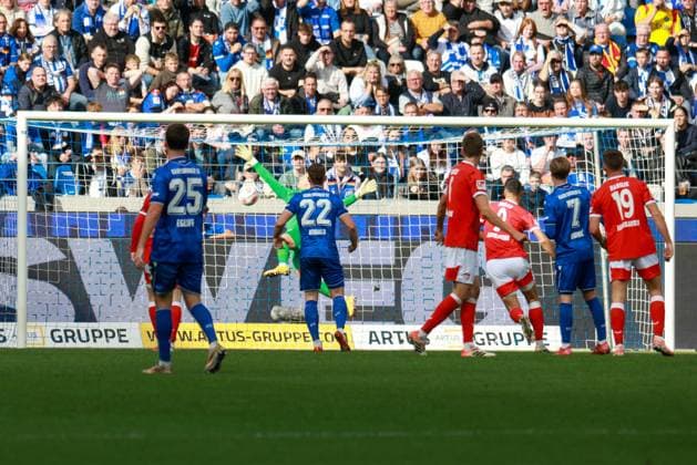 18.10.2025, xhettx, Fussball 2.Bundesliga, Karlsruher SC - 1.FC Kaiserslautern v.l. über Hans Christian Bernat (Karlsruher SC, 1) drüber zum 0:2 durch Naatan Mikael Skyttä (1. FC Kaiserslautern, 15) (DFL DFB REGULATIONS PROHIBIT ANY USE OF PHOTOGRAPHS as IMAGE SEQUENCES and or QUASI-VIDEO) Karlsruhe