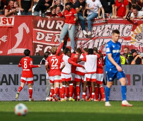18.10.2025, xhettx, Fussball 2.Bundesliga, Karlsruher SC - 1.FC Kaiserslautern v.l. jubel über das 0:2 durch Naatan Mikael Skyttä (1. FC Kaiserslautern, 15) (DFL DFB REGULATIONS PROHIBIT ANY USE OF PHOTOGRAPHS as IMAGE SEQUENCES and or QUASI-VIDEO) Karlsruhe