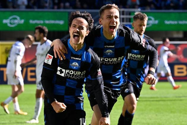 Paderborn, Home Deluxe Arena, 18.10.25, GER, Herren, 2.Bundesliga, Saison 2025-2026, SC Paderborn 07 - DSC Arminia Bielefeld Bild: Mika BAUR (Paderborn) jubelt nach seinem Tor zum 1:1 mit Filip BILBIJA (Paderborn) DFL regulations prohibit any use of photographs as image sequences and or quasi-video. NRW Deutschland