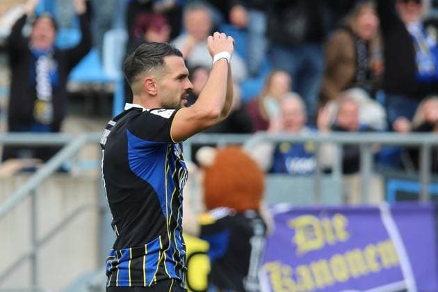 18.10.2025, xpfrx, Fussball 3.Liga, 1.FC Saarbruecken - SC Verl v.l. Torjubel nach dem Tor zum celebrating the goal celebrate 1:1 durch Kasim Rabihic (1.FC Saarbruecken) (DFL DFB REGULATIONS PROHIBIT ANY USE OF PHOTOGRAPHS as IMAGE SEQUENCES and or QUASI-VIDEO) Saarbruecken