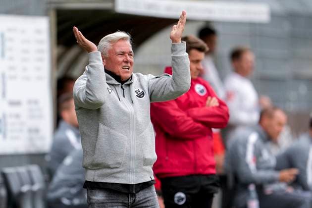 Olaf Janßen (Janssen, Trainer, Cheftrainer, SVS), gibt Anweisungen, gestikuliert, mit den Armen gestikulieren, Einzelbild, Einzelfoto, Aktion, Action, 18.10.2025, Sandhausen (Deutschland), Fussball, Regionalliga Südwest, SV Sandhausen - 1.FSV Mainz 05 II