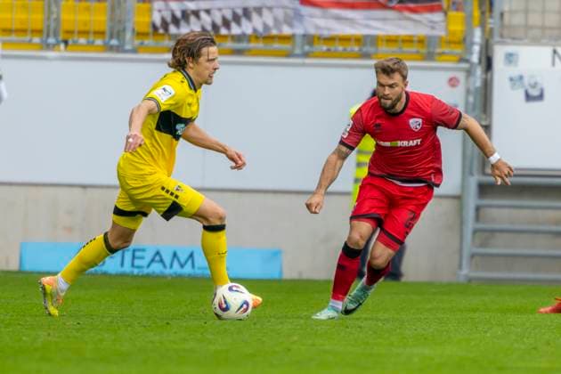 Aachen, Deutschland 18. Oktober 2025: 3. Liga - 2025 2026 - Alemannia Aachen vs. FC Ingolstadt 04 Im Bild: v. li. im Zweikampf Bentley Bahn (Aachen) und Yannick Deichmann (FCI) DFB regulations prohibit any use of photographs as image sequences and or quasi-video Tivoli Nordrhein Westfalen Copyright: xFotostandx xSchäferx