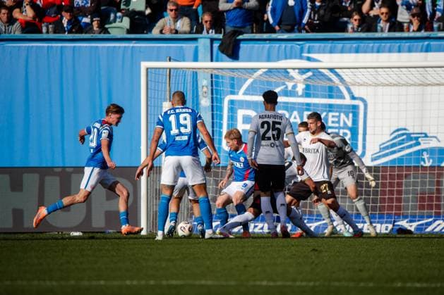links Ryan Naderi (Rostock) trifft und jubelt hier über sein Tor zum 1:0; GER, FC Hansa Rostock vs. SV Wehen-Wiesbaden, Fußball, Männer, 3. Liga, 11.Spieltag, Spielzeit 2025 2026,18.10.2025 Rostock Ostseestadion Mecklenburg - Vorpommern Deutschland