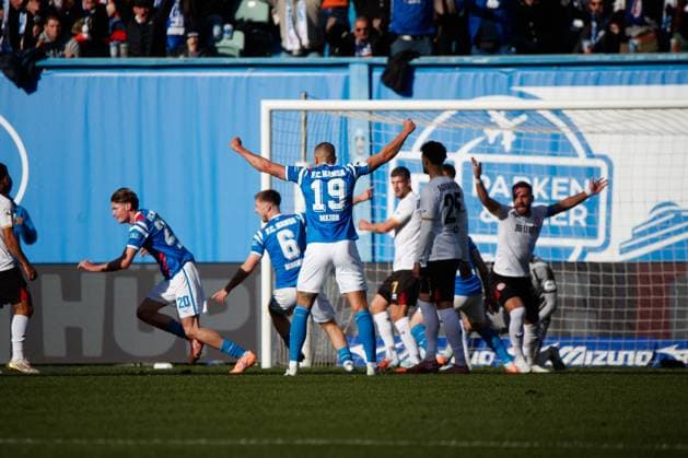 links Ryan Naderi (Rostock) trifft und jubelt hier über sein Tor zum 1:0; GER, FC Hansa Rostock vs. SV Wehen-Wiesbaden, Fußball, Männer, 3. Liga, 11.Spieltag, Spielzeit 2025 2026,18.10.2025 Rostock Ostseestadion Mecklenburg - Vorpommern Deutschland