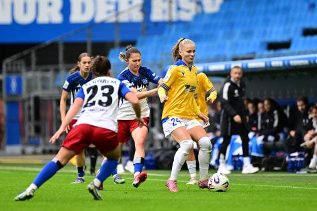 Fußball I Frauen I Saison 2025-2026 I Bundesliga I 7. Spieltag I Hamburger SV - FC Carl Zeiss Jena I 18.10.2025 Maria Mikolajova (27, Hamburger SV) Isabella Jaron (24, FC Carl Zeiss Jena) Hamburg Volkspark, Volksparkstadion, Stadion, Volkspark-Stadion Hamburg Deutschland Copyright: xLobeca FelixxSchlikisx