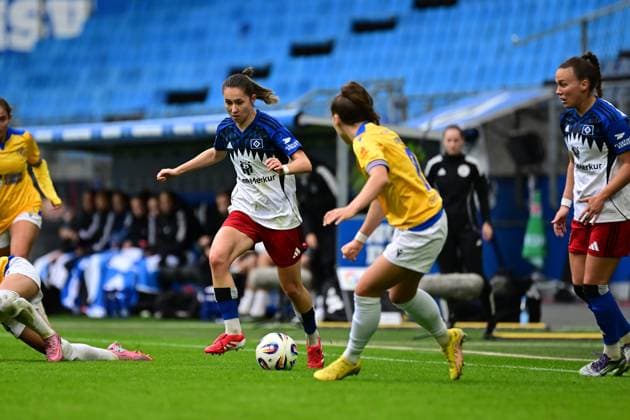 Fußball I Frauen I Saison 2025-2026 I Bundesliga I 7. Spieltag I Hamburger SV - FC Carl Zeiss Jena I 18.10.2025 Maria Mikolajova (27, Hamburger SV) Felicia Sophie Sträßer (8, FC Carl Zeiss Jena) Hamburg Volkspark, Volksparkstadion, Stadion, Volkspark-Stadion Hamburg Deutschland Copyright: xLobeca FelixxSchlikisx