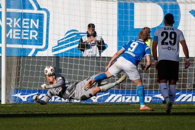 Andreas Voglsammer (Rostock) verschiesst einen Elfmeter gegen Torwart Florian Stritzel (Wehen); GER, FC Hansa Rostock vs. SV Wehen-Wiesbaden, Fußball, Männer, 3. Liga, 11.Spieltag, Spielzeit 2025 2026,18.10.2025 Rostock Ostseestadion Mecklenburg - Vorpommern Deutschland