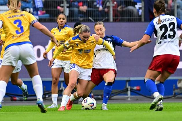 Fußball I Frauen I Saison 2025-2026 I Bundesliga I 7. Spieltag I Hamburger SV - FC Carl Zeiss Jena I 18.10.2025 Emily Reske (28, FC Carl Zeiss Jena) Sophie Hillebrand (22, Hamburger SV) Hamburg Volkspark, Volksparkstadion, Stadion, Volkspark-Stadion Hamburg Deutschland Copyright: xLobeca FelixxSchlikisx