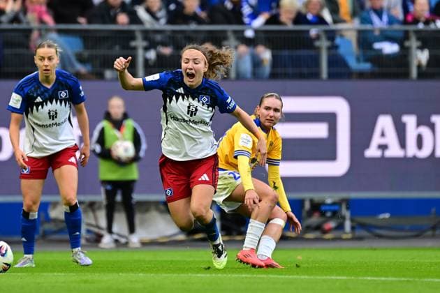 Fußball I Frauen I Saison 2025-2026 I Bundesliga I 7. Spieltag I Hamburger SV - FC Carl Zeiss Jena I 18.10.2025 Emily Reske (28, FC Carl Zeiss Jena) foult Melanie Brunnthaler (11, Hamburger SV) Hamburg Volkspark, Volksparkstadion, Stadion, Volkspark-Stadion Hamburg Deutschland Copyright: xLobeca FelixxSchlikisx