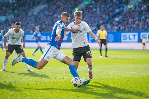 Rostock, Deutschland 18. Oktober 2025: 3. Liga - 2025 2026 - FC Hansa Rostock vs. SV Wehen Wiesbaden Im Bild: v. li. im Zweikampf Jan Mejdr (Hansa Rostock) und Fabian Greilinger (SV Wehen Wiesbaden) DFB regulations prohibit any use of photographs as image sequences and or quasi-video. Copyright: xFotostandx xVoelkerx